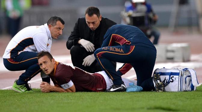 Lo staff medico della Roma si occupa del problema muscolare di Totti.